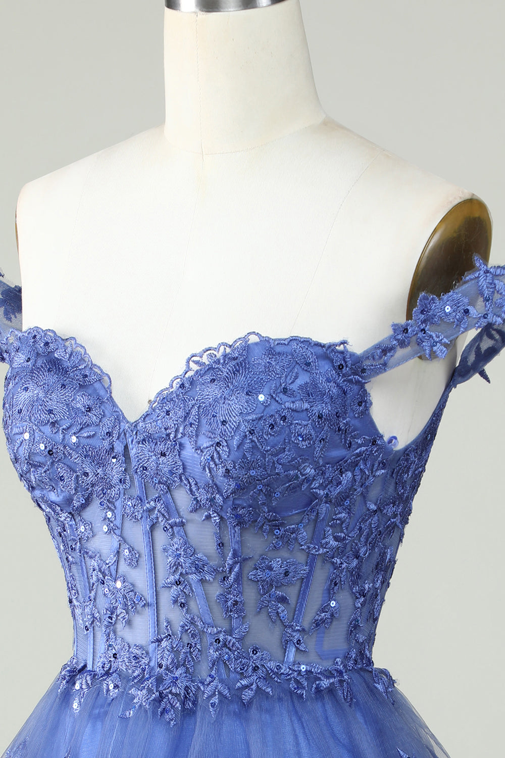 Lindo vestido corto de bienvenida con cordón azul oscuro con encaje