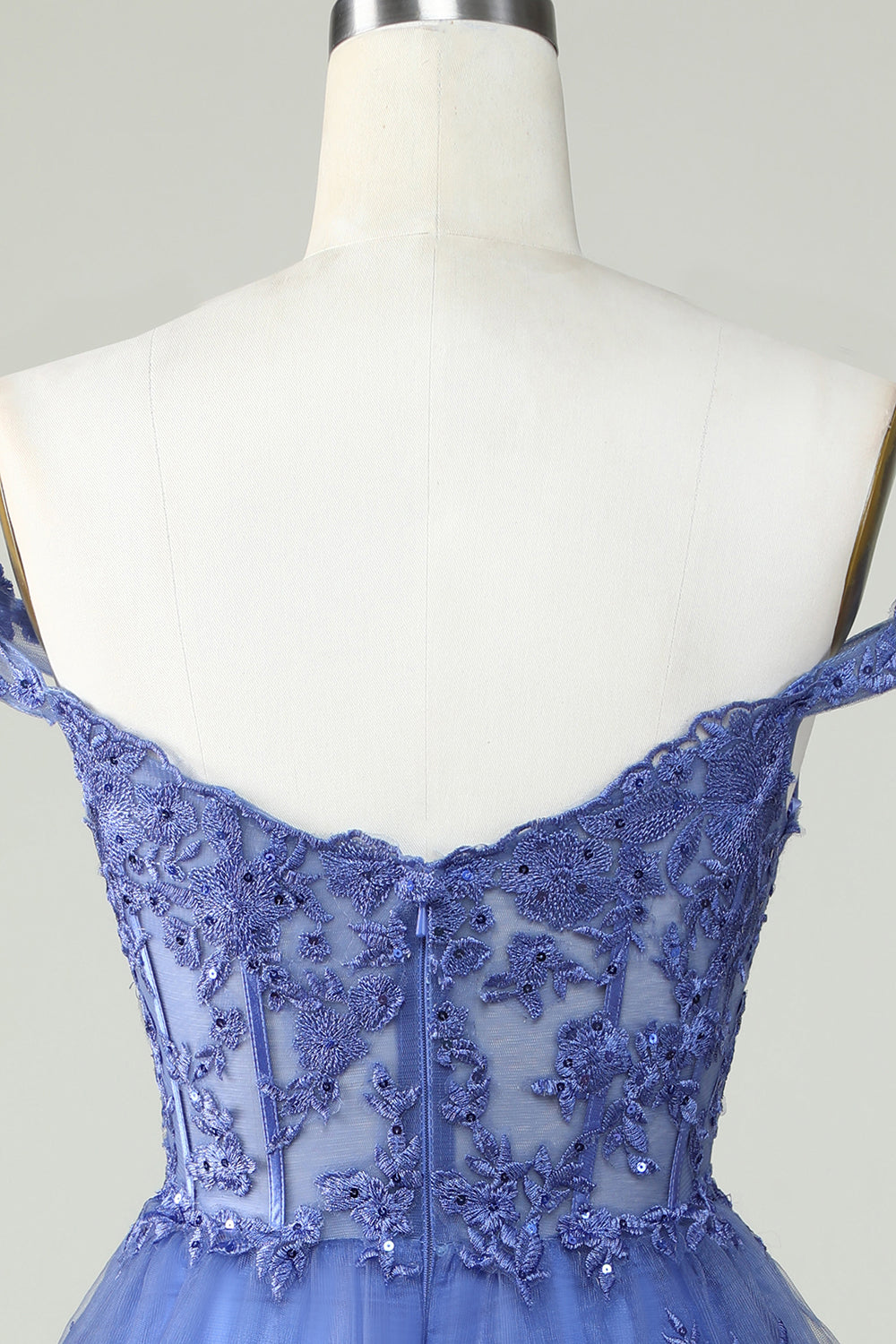 Lindo vestido corto de bienvenida con cordón azul oscuro con encaje