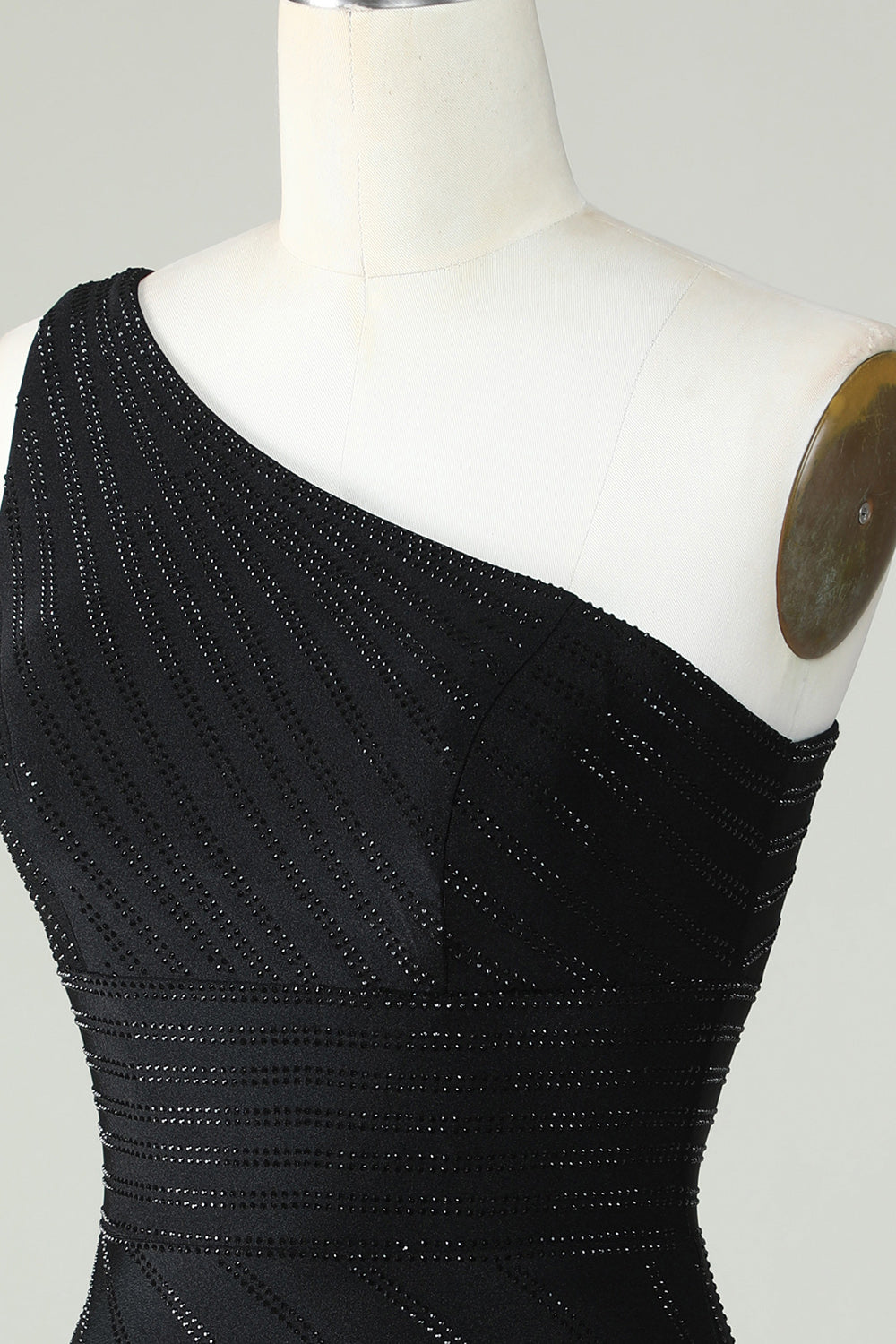 Vaina de un hombro negro Vestido corto de bienvenida con abalorios