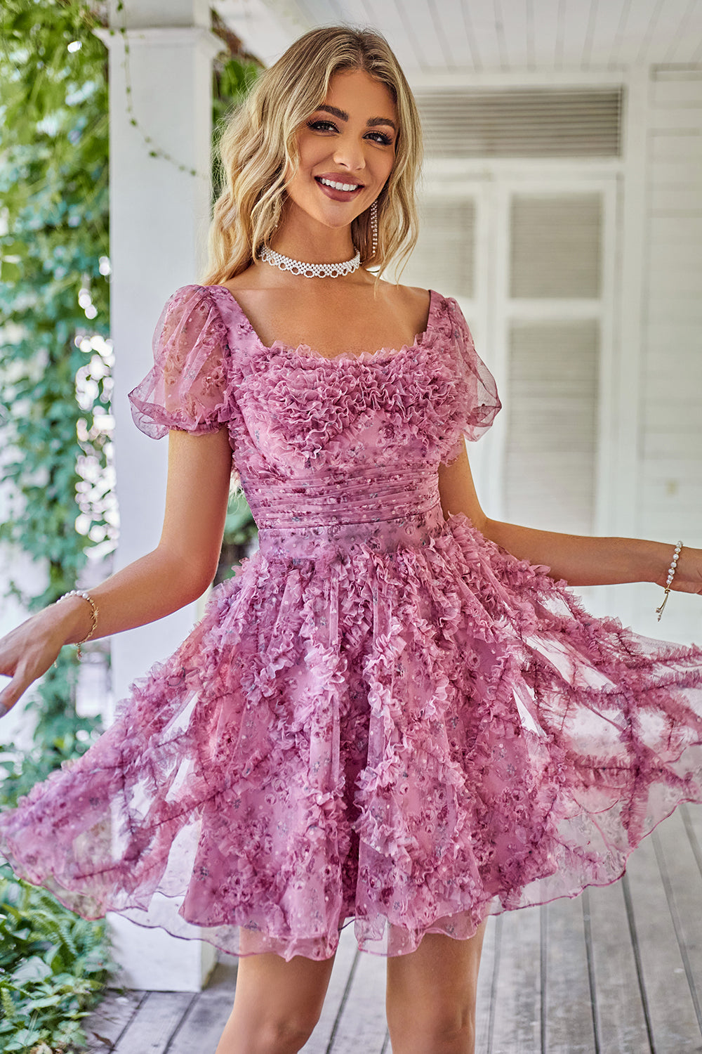 Una línea de vestido de bienvenida estampado púrpura con volantes