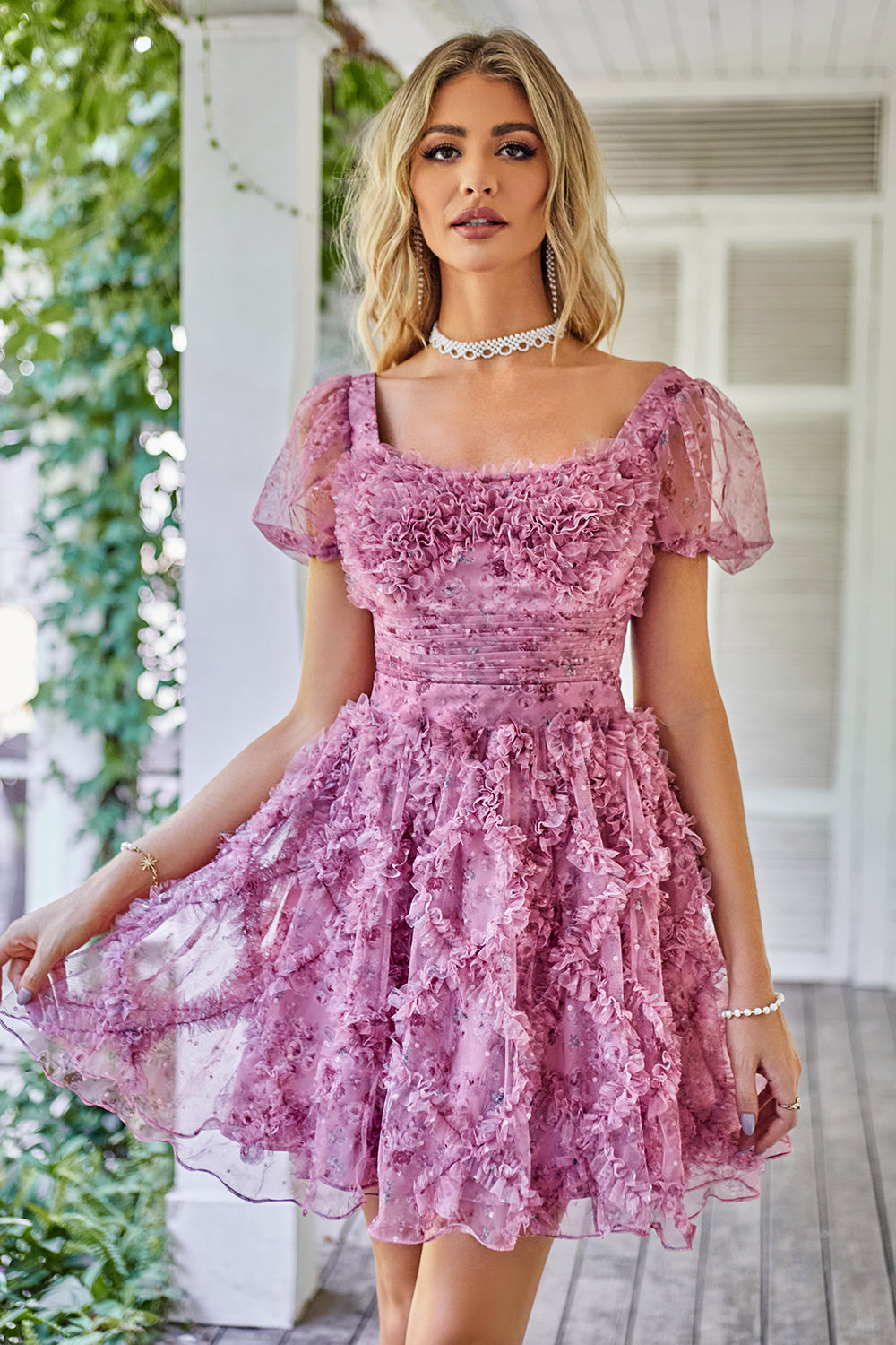 Una línea de vestido de bienvenida estampado púrpura con volantes