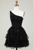 Precioso vestido negro de un hombro de bienvenida con apliques