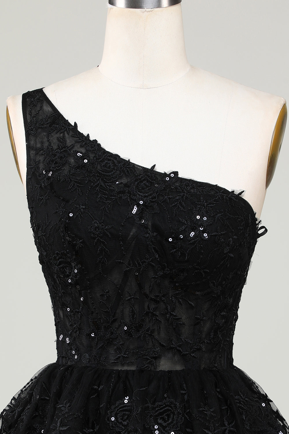 Precioso vestido negro de un hombro de bienvenida con apliques