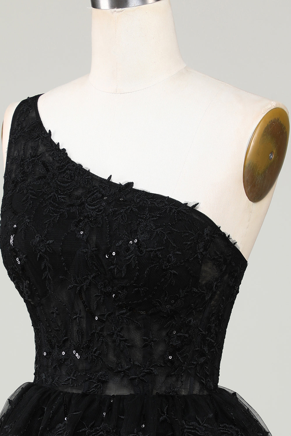 Precioso vestido negro de un hombro de bienvenida con apliques