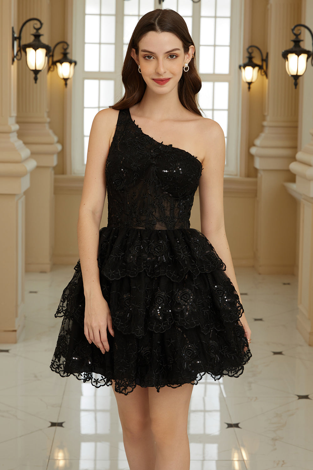 Elegante A Line One Shoulder Black Short Homecoming Dress con apliques