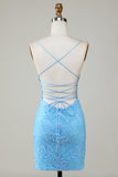Vestido corto de bienvenida ajustado con cuentas azules brillantes