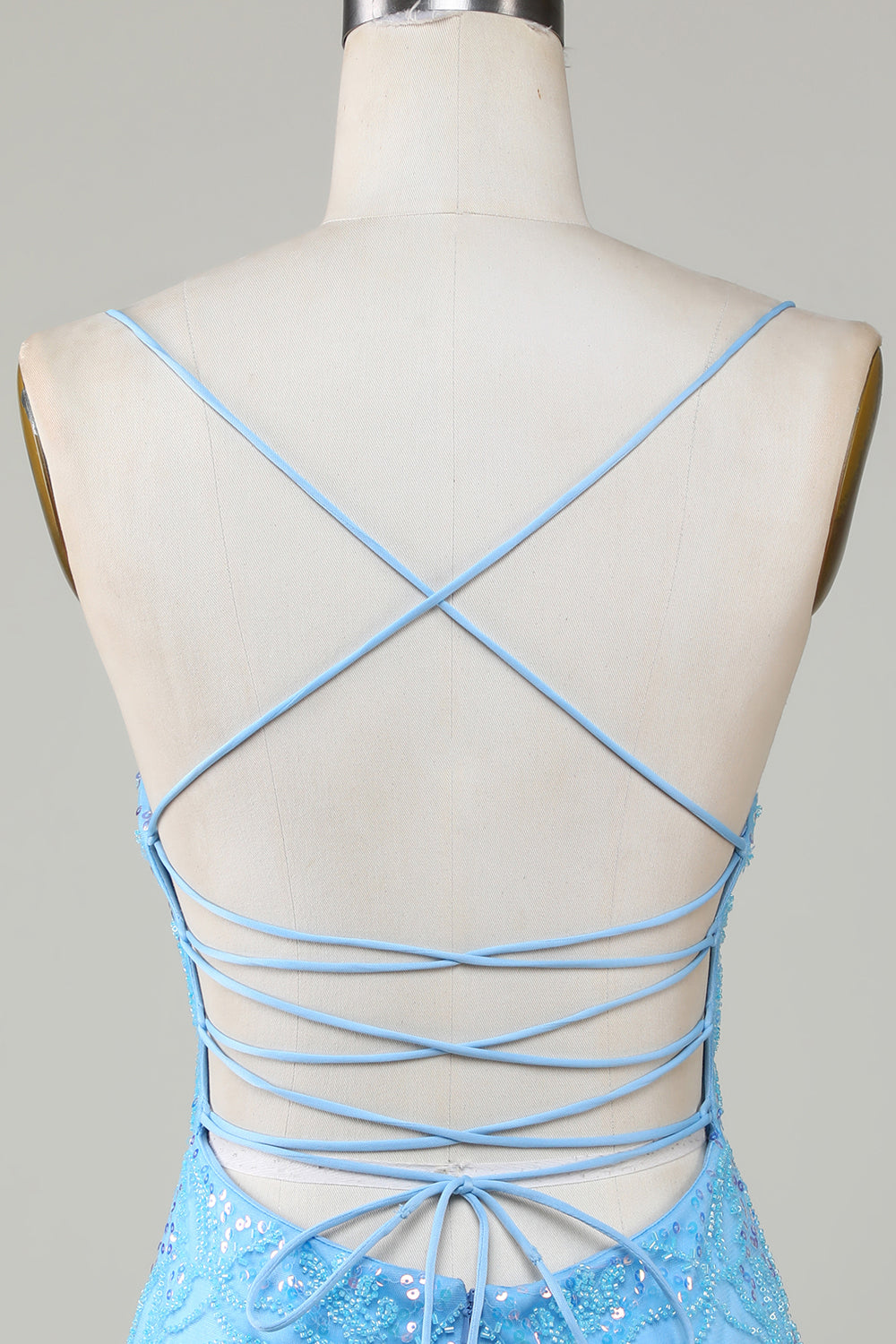 Vestido corto de bienvenida ajustado con cuentas azules brillantes