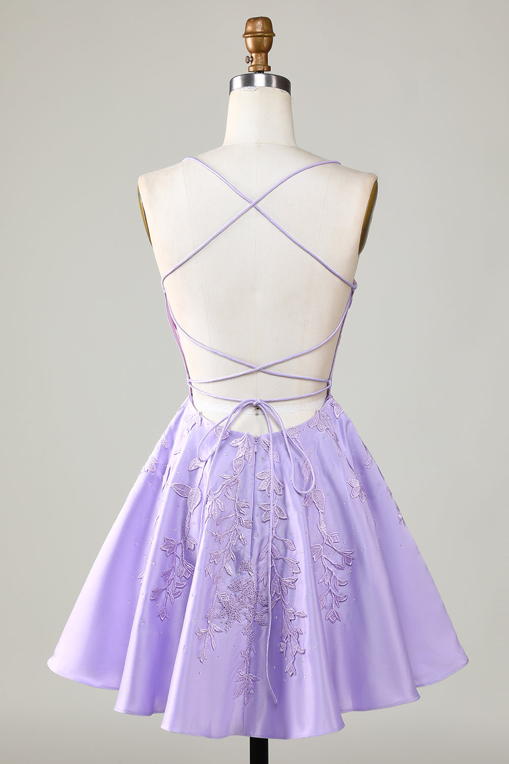 Corsé púrpura A-Line satinado corto Homecoming vestido con encaje