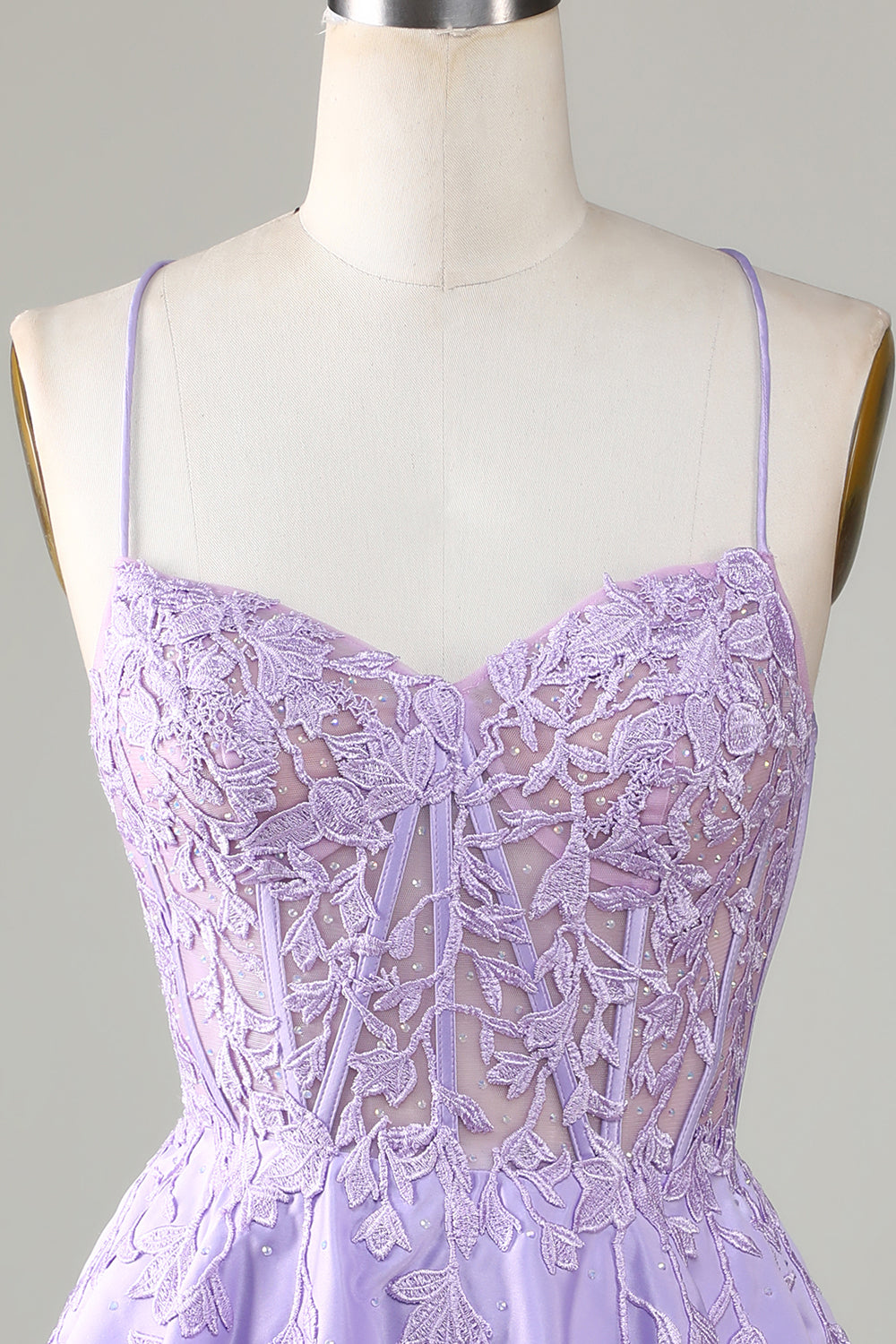 Corsé púrpura A-Line satinado corto Homecoming vestido con encaje