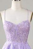 Corsé púrpura A-Line satinado corto Homecoming vestido con encaje