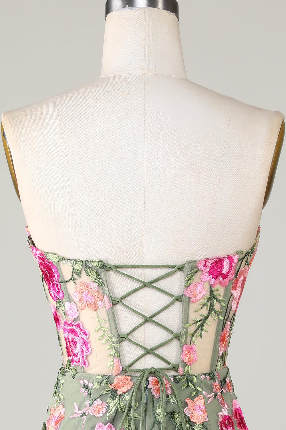 Vestido Negro de Cóctel Con Apliques
