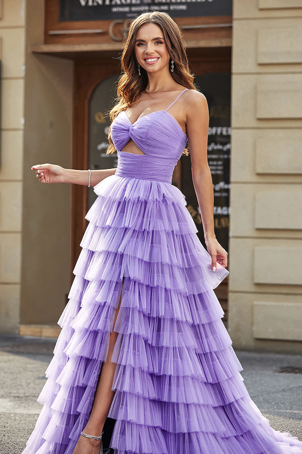 Vestido de fiesta largo de tul de tul de una línea púrpura escalonada con abertura