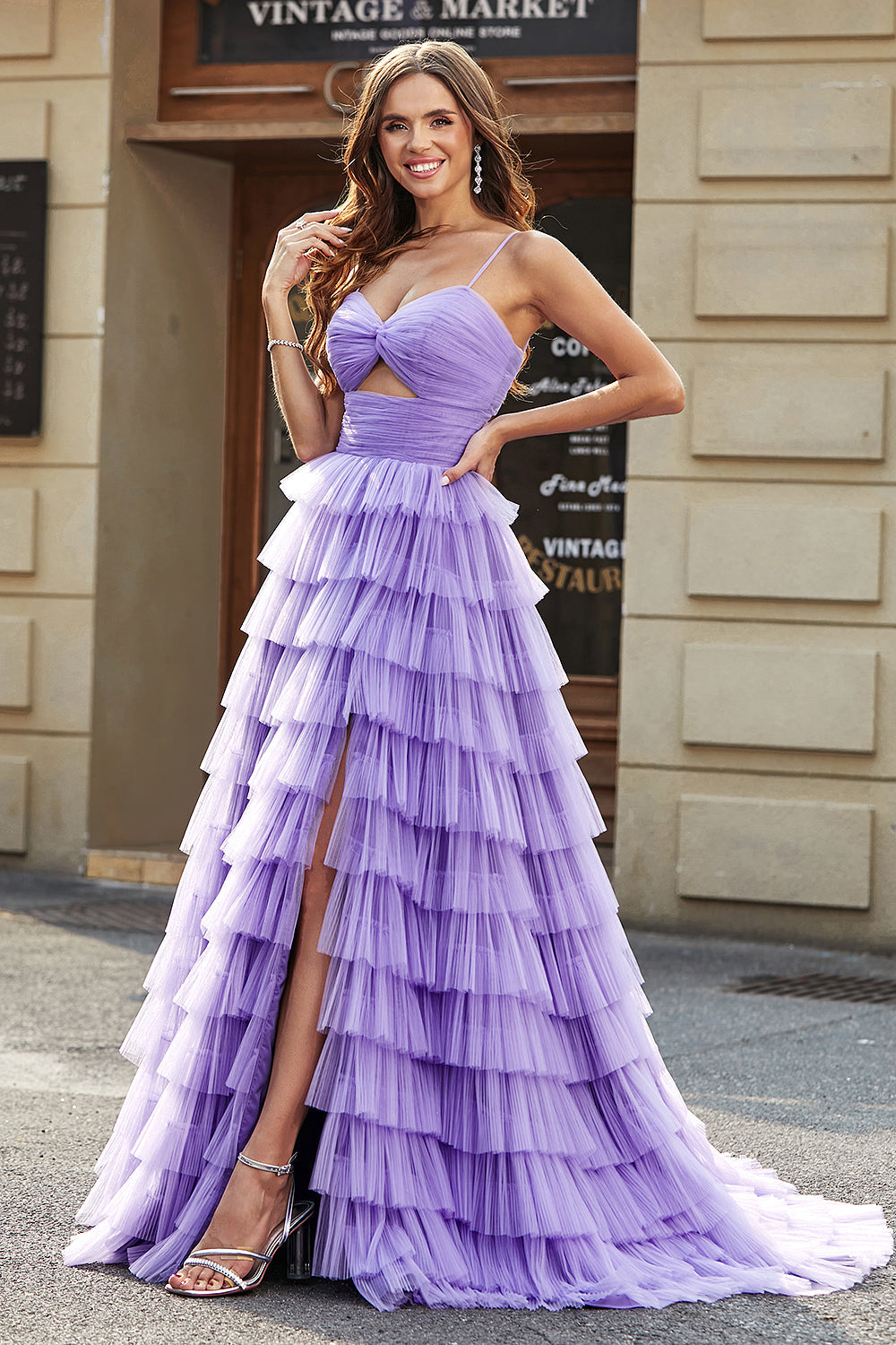Vestido de fiesta largo de tul de tul de una línea púrpura escalonada con abertura