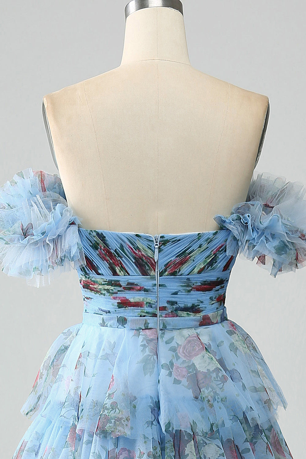 Precioso vestido de fiesta largo con estampado lavanda de una línea con hombros descubiertos y volantes