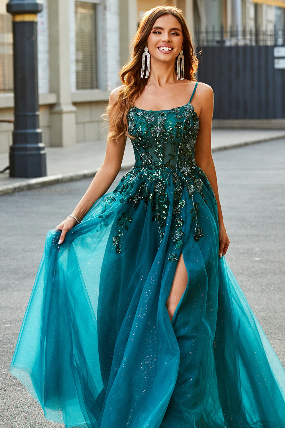 Precioso vestido de fiesta largo verde oscuro con tirantes de espagueti de una línea con apliques