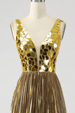 Vestido de fiesta largo dorado con escote en V profundo de una línea brillante con frente dividido