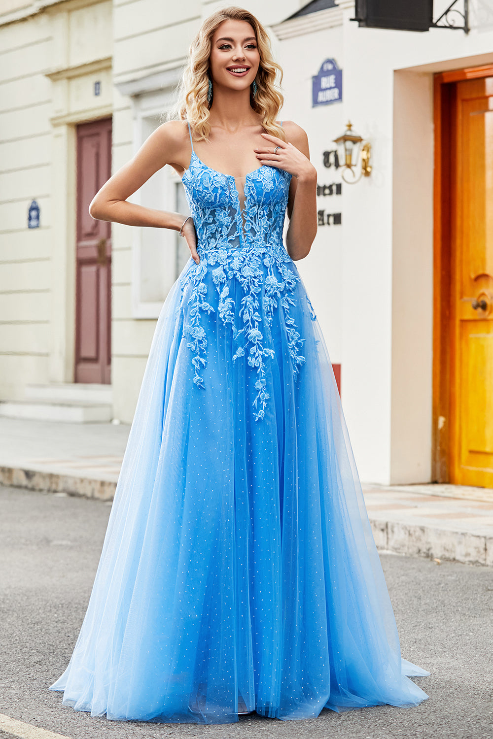 Precioso vestido de fiesta largo azul con tirantes de espagueti de una línea con apliques