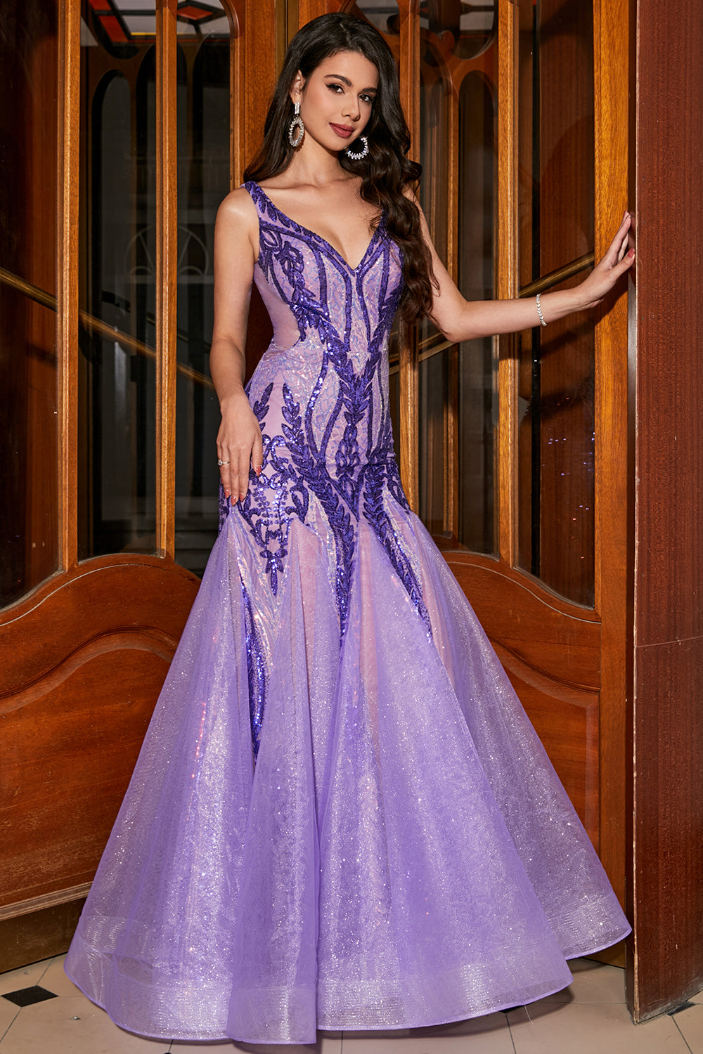 Impresionante vestido de fiesta largo de lentejuelas púrpuras con cuello en V de sirena con espalda abierta