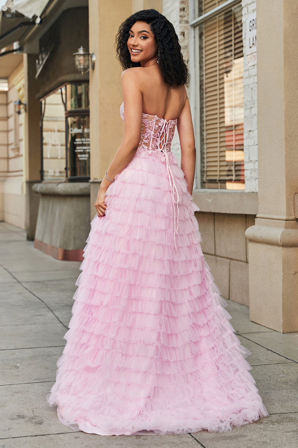 Vestido de fiesta largo con corsé largo escalonado sin tirantes rosa de una línea con conjunto de accesorios
