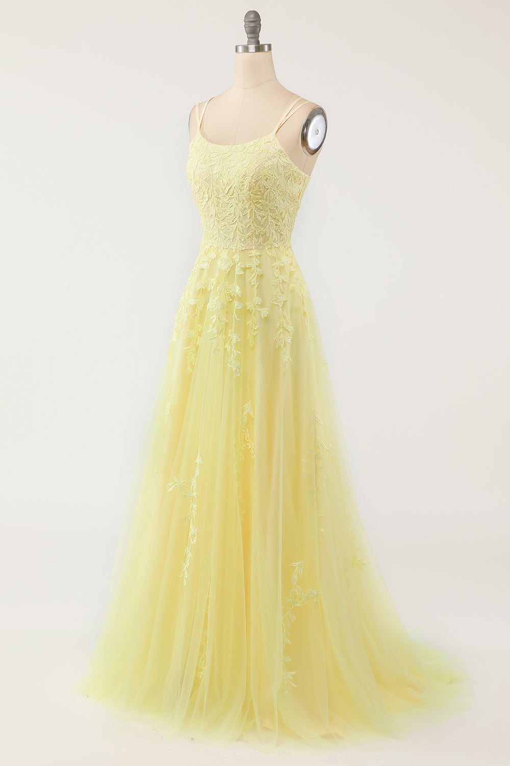 Vestido de fiesta de tul púrpura con apliques