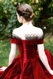 Vestido de terciopelo con hombros descubiertos burdeos
