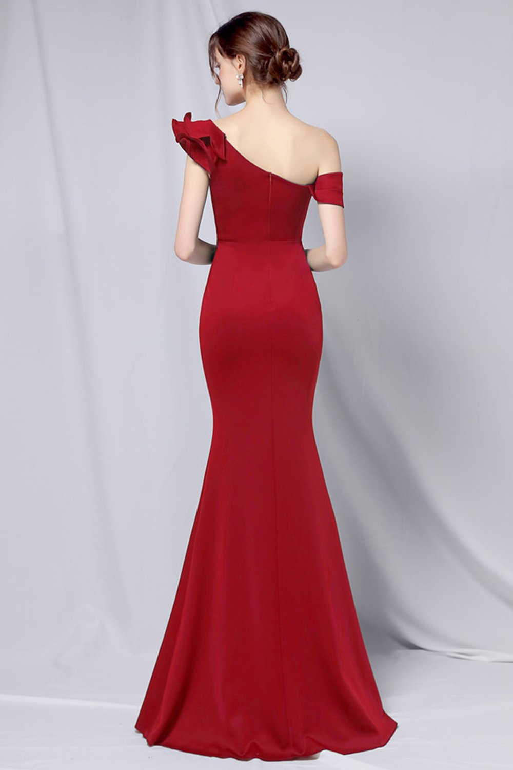 Un vestido de fiesta simple de hombro