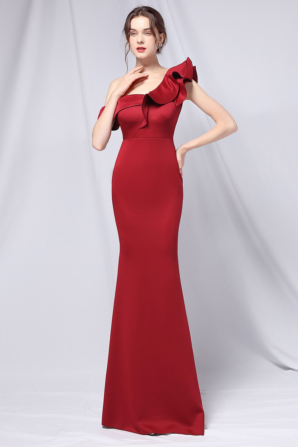 Un vestido de fiesta simple de hombro