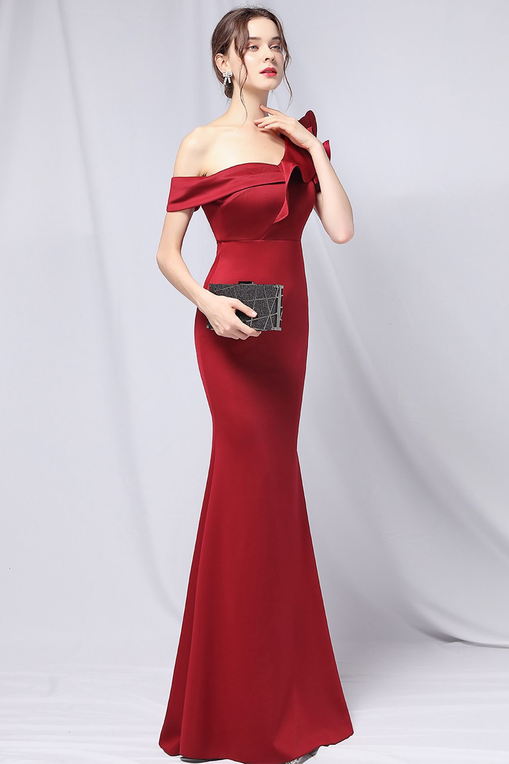 Un vestido de fiesta simple de hombro