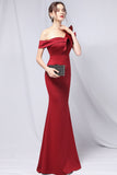 Un vestido de fiesta simple de hombro