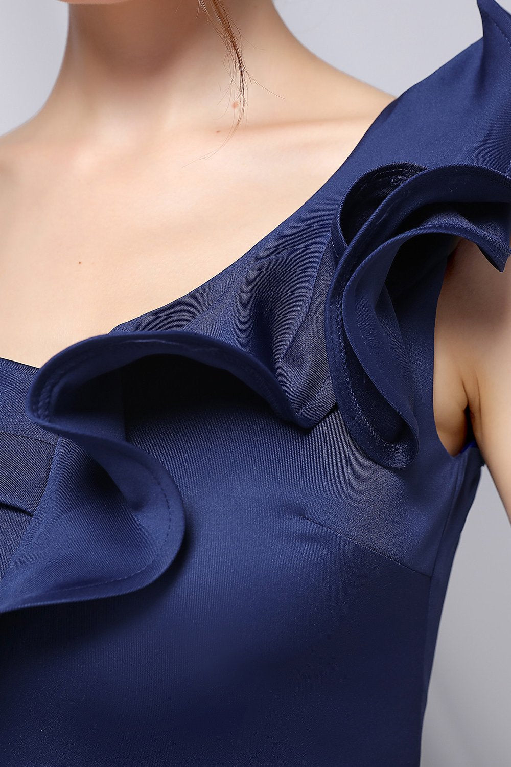 Un vestido de fiesta simple de hombro