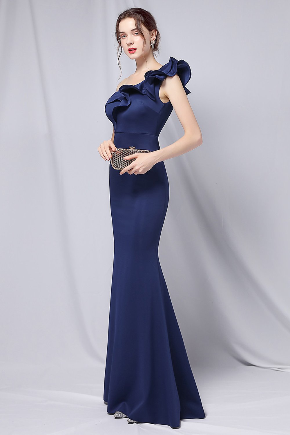 Un vestido de fiesta simple de hombro