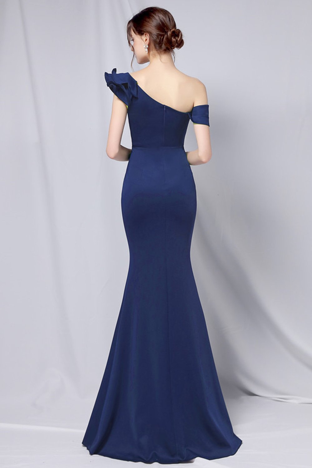 Un vestido de fiesta simple de hombro