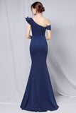 Un vestido de fiesta simple de hombro