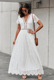 Vestido largo de encaje blanco con cuello en V