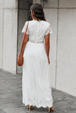 Vestido largo de encaje blanco con cuello en V