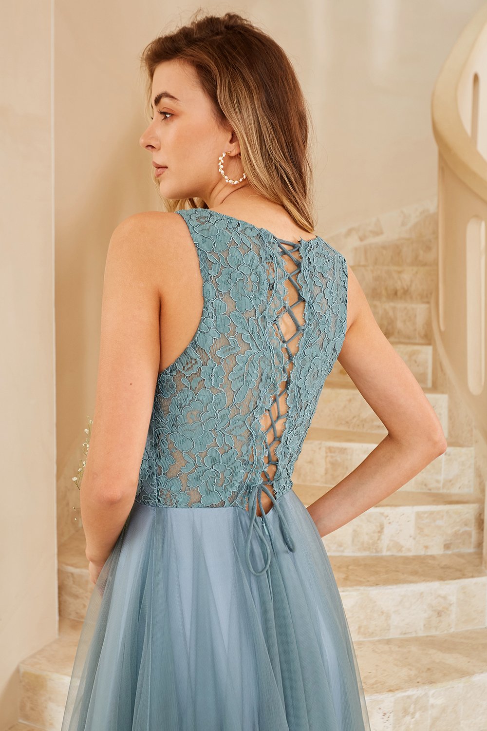 Vestido de dama de honor de tul azul gris con encaje