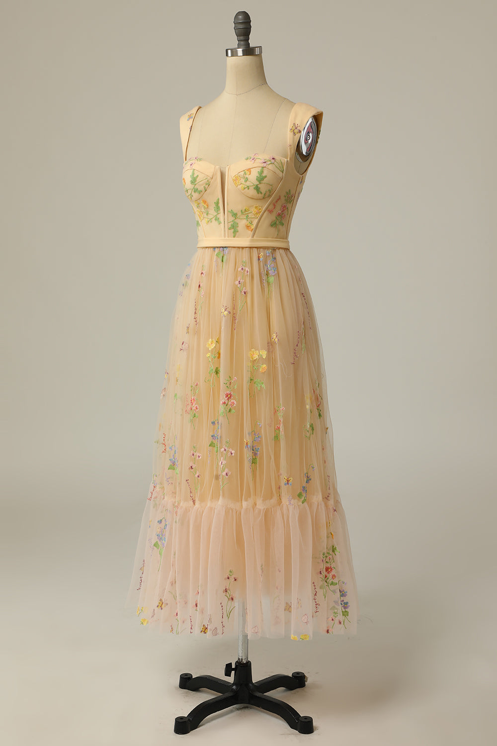 Vestido de fiesta largo morado claro con escote corazón de princesa con bordado