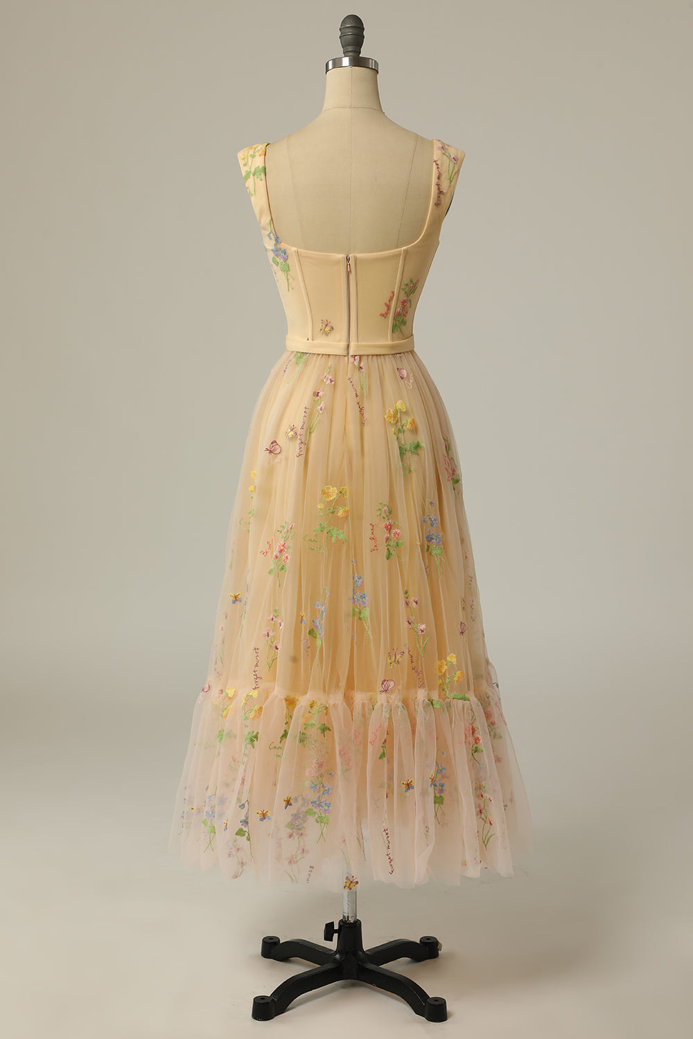 Vestido de fiesta largo morado claro con escote corazón de princesa con bordado