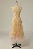 Vestido de fiesta largo morado claro con escote corazón de princesa con bordado