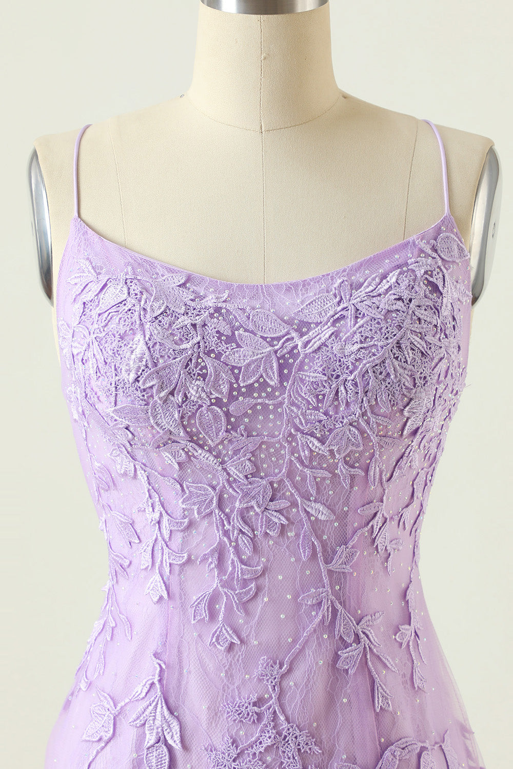Vestido de cóctel púrpura sin espalda ajustado con apliques