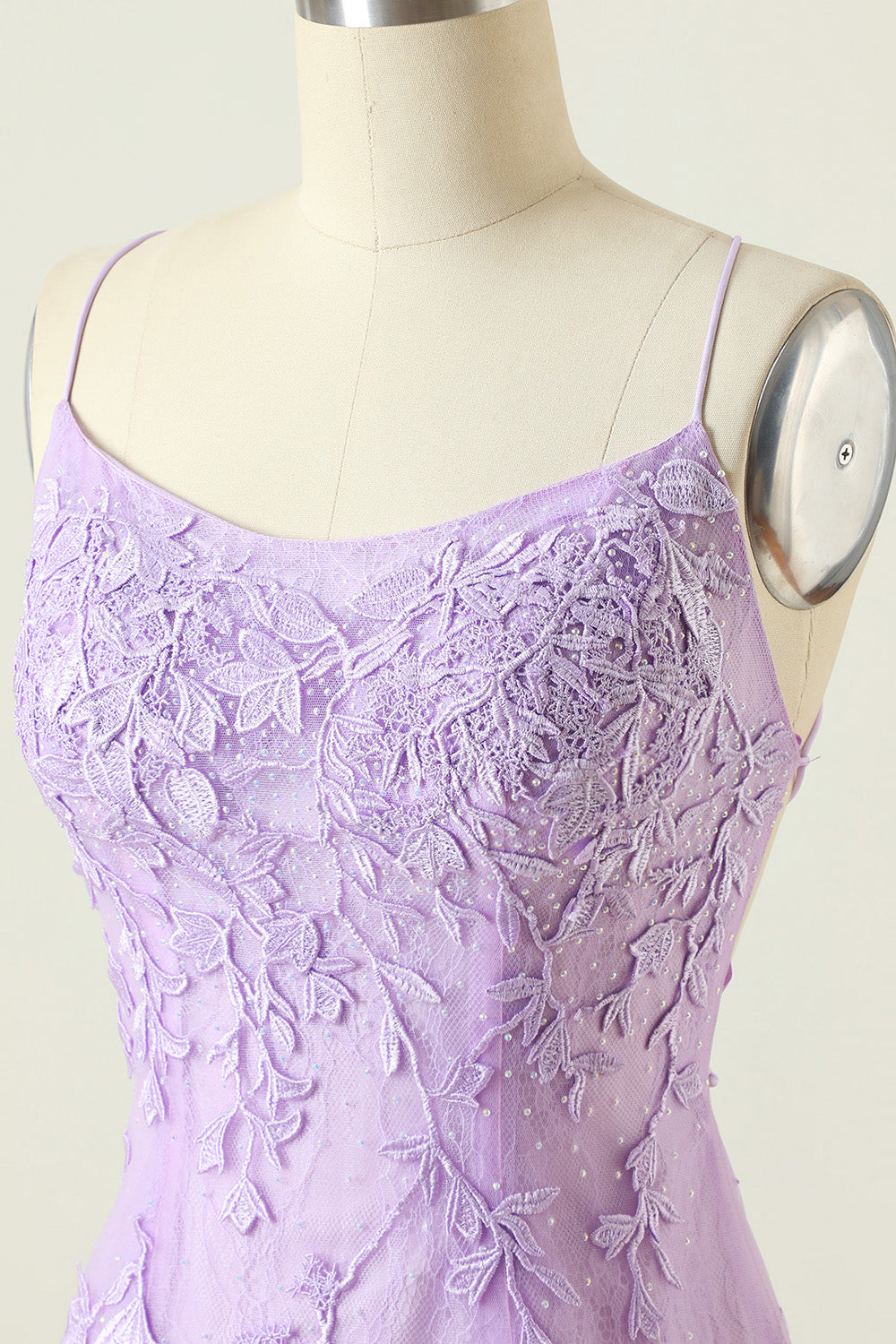 Vestido de cóctel púrpura sin espalda ajustado con apliques