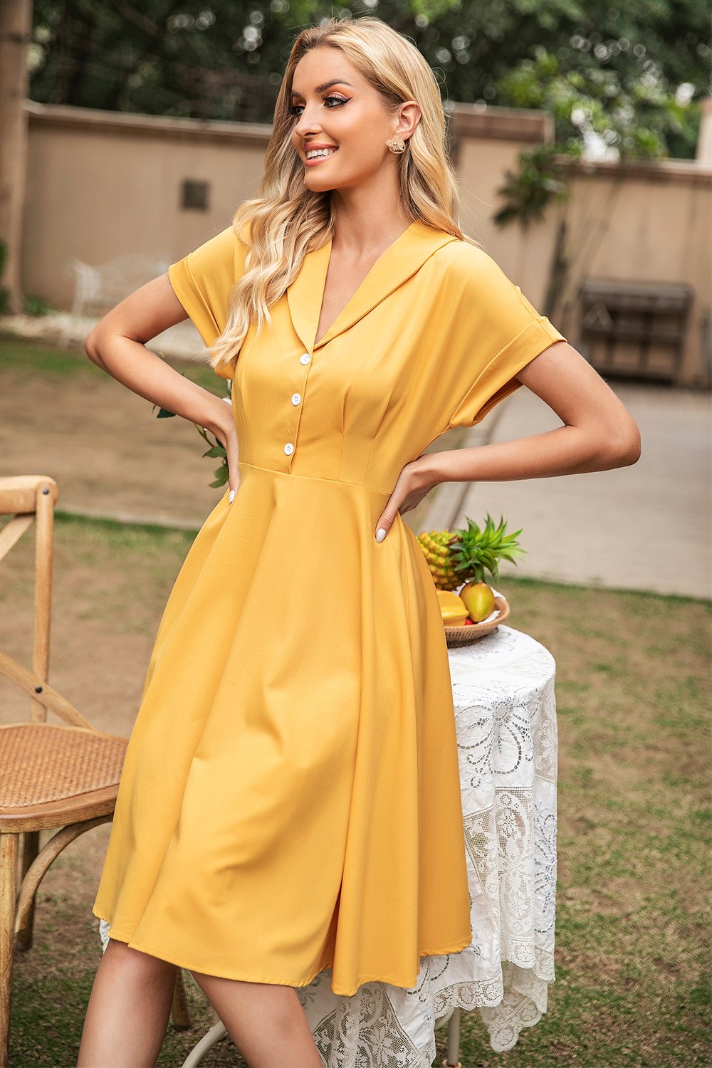 Elegante vestido vintage de cuello V amarillo