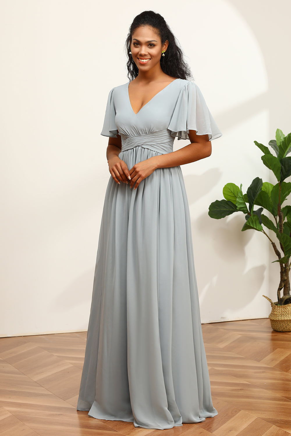 Vestido de dama de honor gris cuello en V