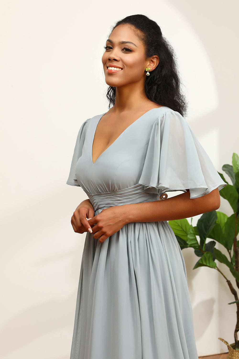 Vestido de dama de honor gris cuello en V
