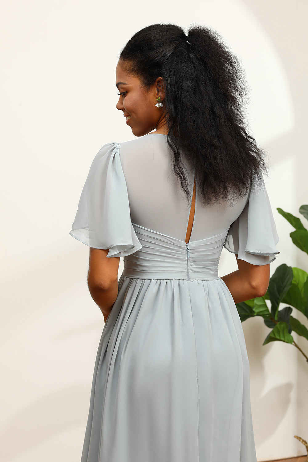 Vestido de dama de honor gris cuello en V