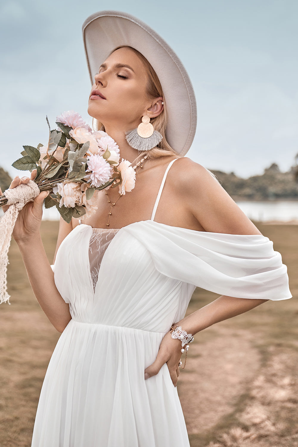 Off The Shoulder Ivory Boho Chiffon Ruched A Line Vestido de novia