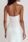Vestido de graduación blanco sin tirantes de satén con volantes
