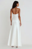 Vestido de graduación blanco sin tirantes de satén con volantes