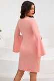 Vestido de cóctel midi midi rosa ajustado con cuello redondo y manga larga