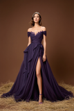Elegante vestido de fiesta largo de línea A con hombros descubiertos morados y abertura